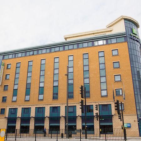 Holiday Inn Express London Stratford By Ihg Bagian luar foto