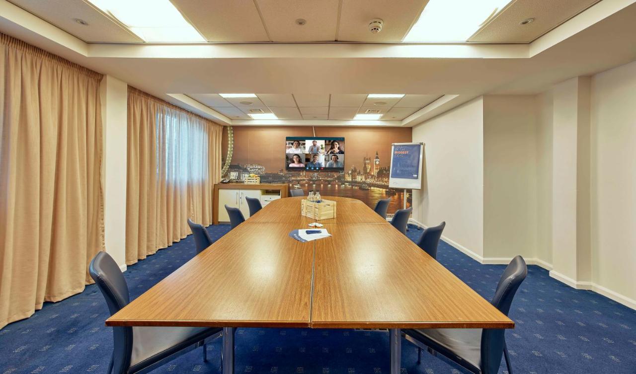 Holiday Inn Express London Stratford By Ihg Bagian luar foto