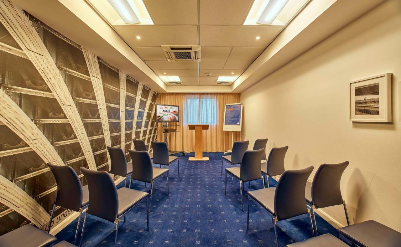 Holiday Inn Express London Stratford By Ihg Bagian luar foto