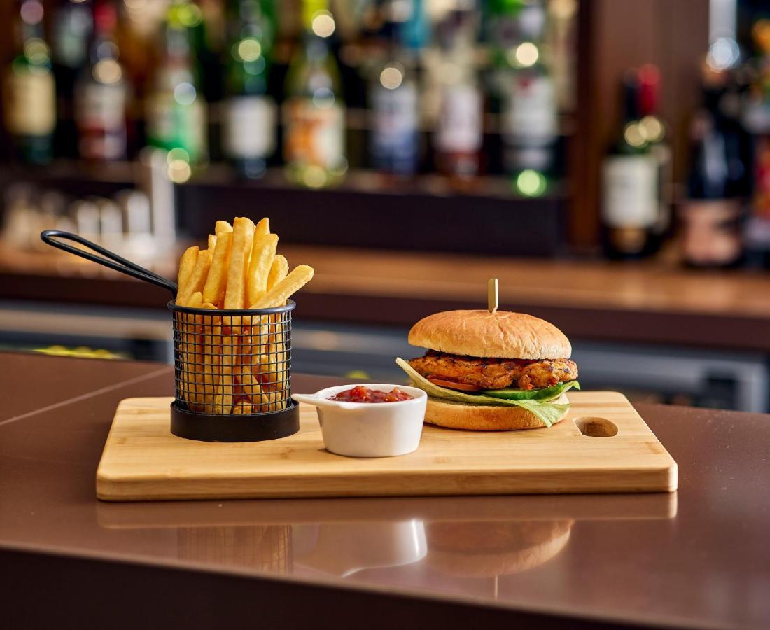 Holiday Inn Express London Stratford By Ihg Bagian luar foto