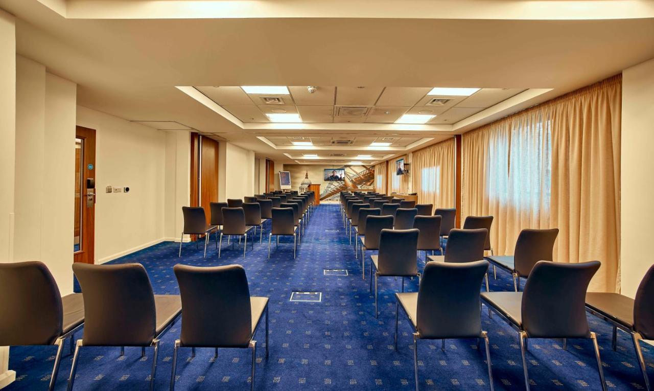Holiday Inn Express London Stratford By Ihg Bagian luar foto