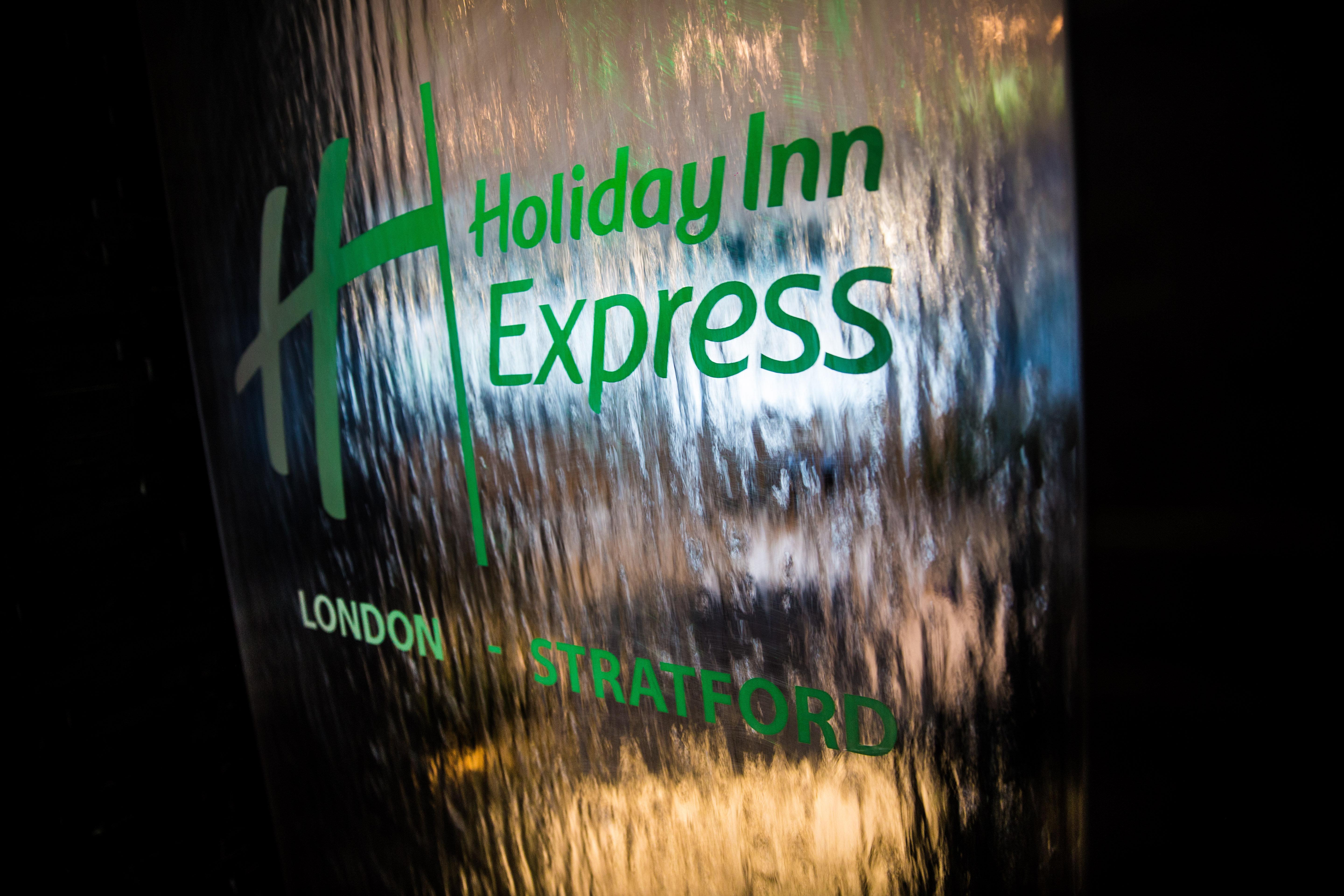 Holiday Inn Express London Stratford By Ihg Bagian luar foto