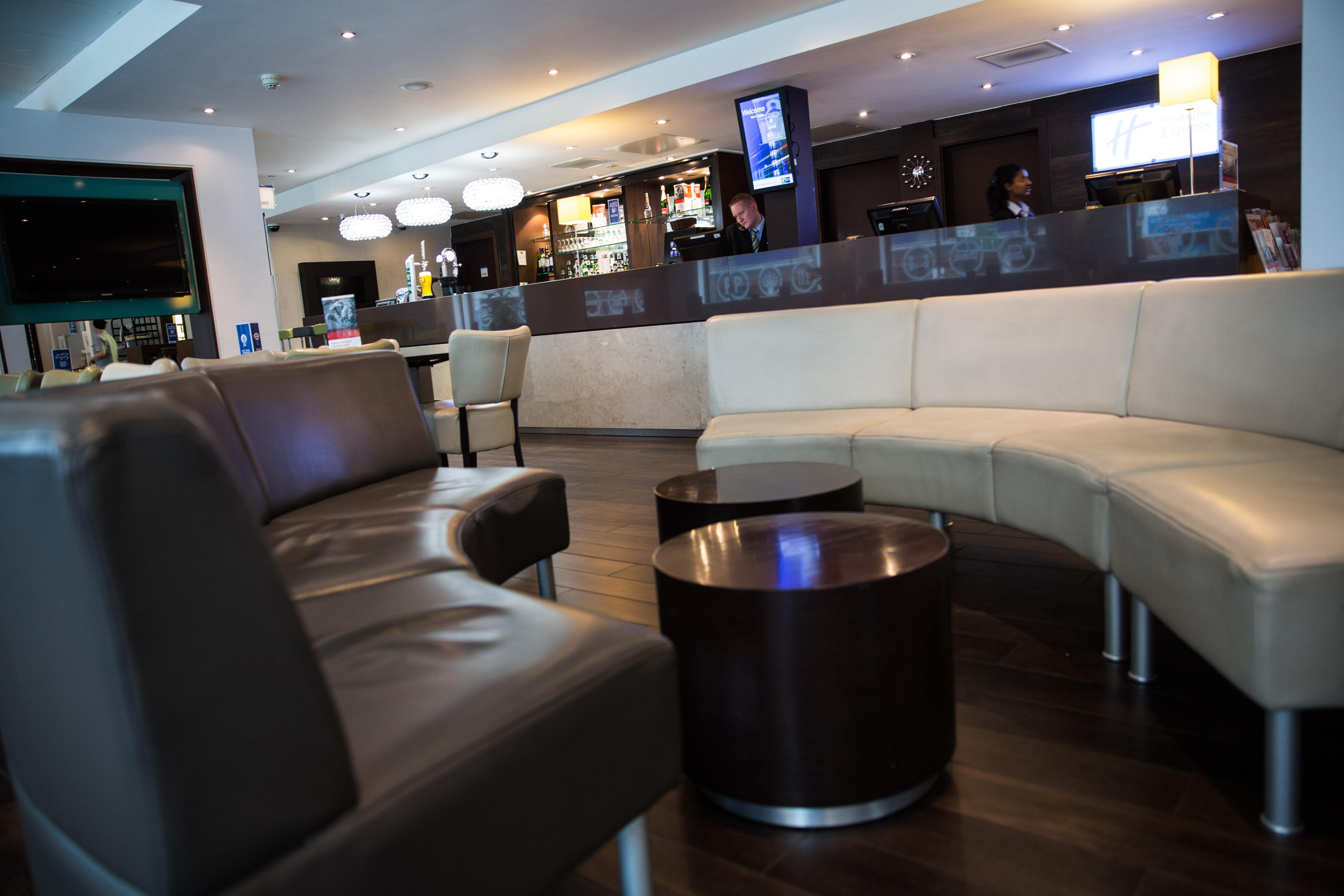 Holiday Inn Express London Stratford By Ihg Bagian luar foto