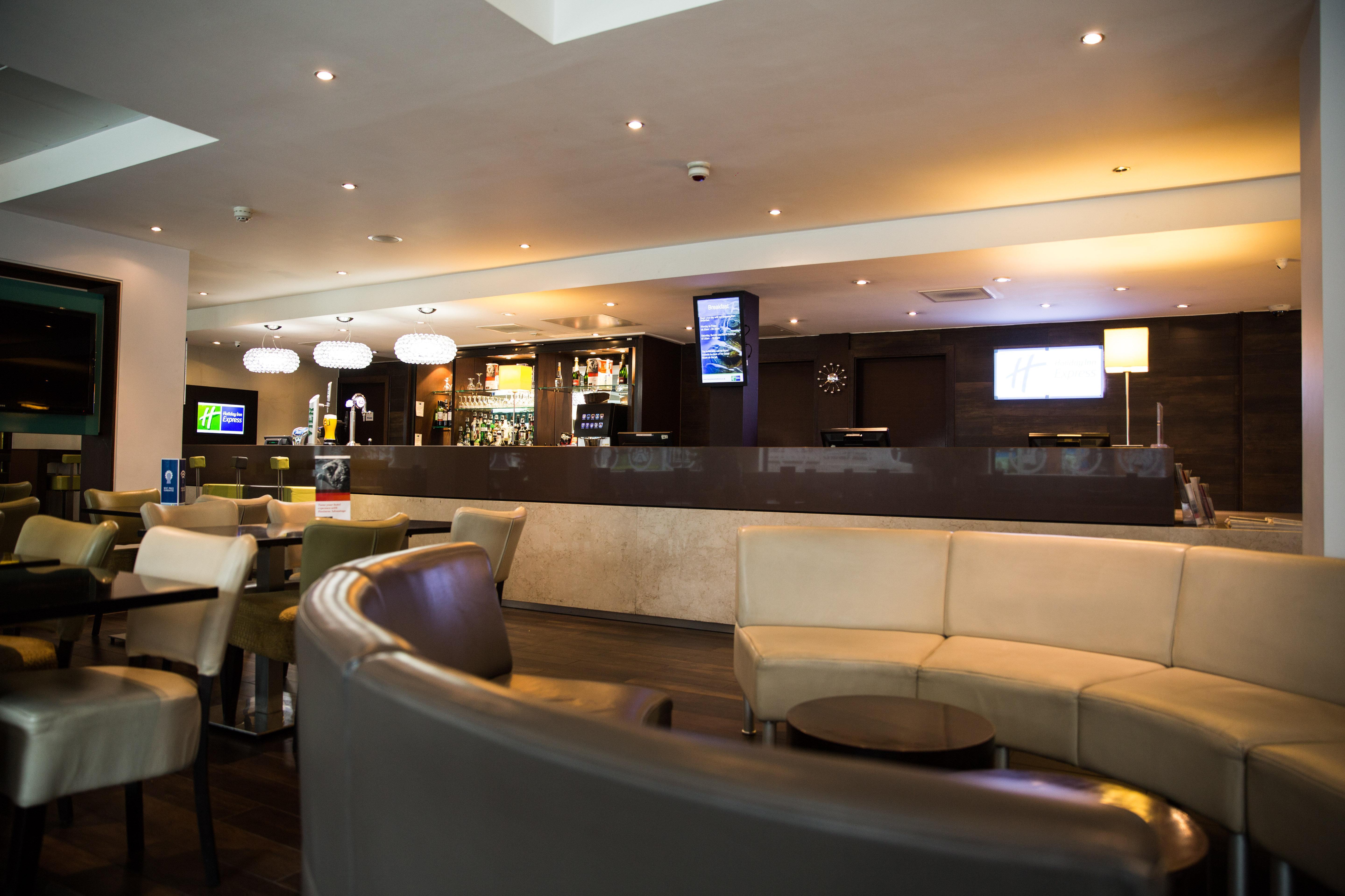 Holiday Inn Express London Stratford By Ihg Bagian luar foto
