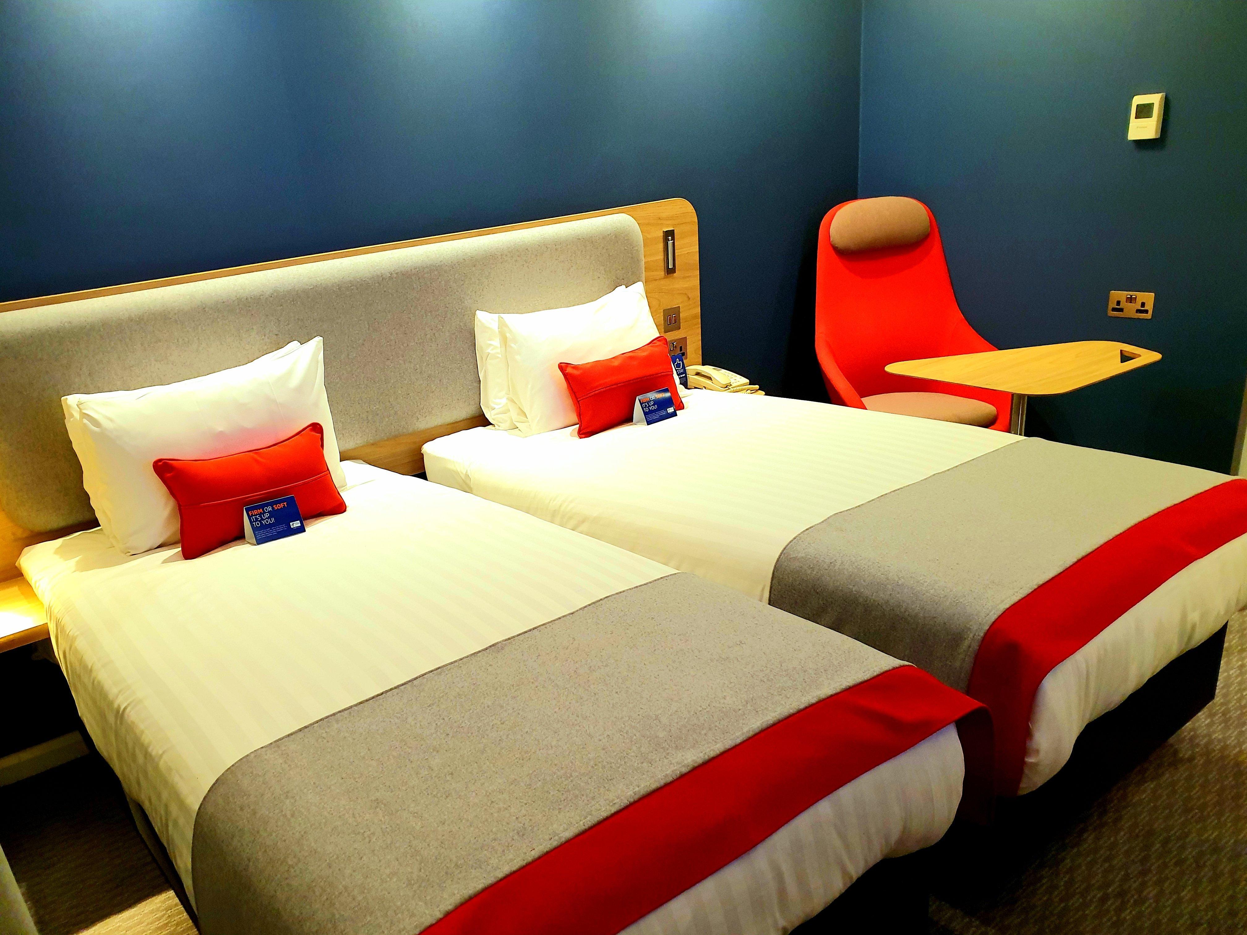 Holiday Inn Express London Stratford By Ihg Bagian luar foto