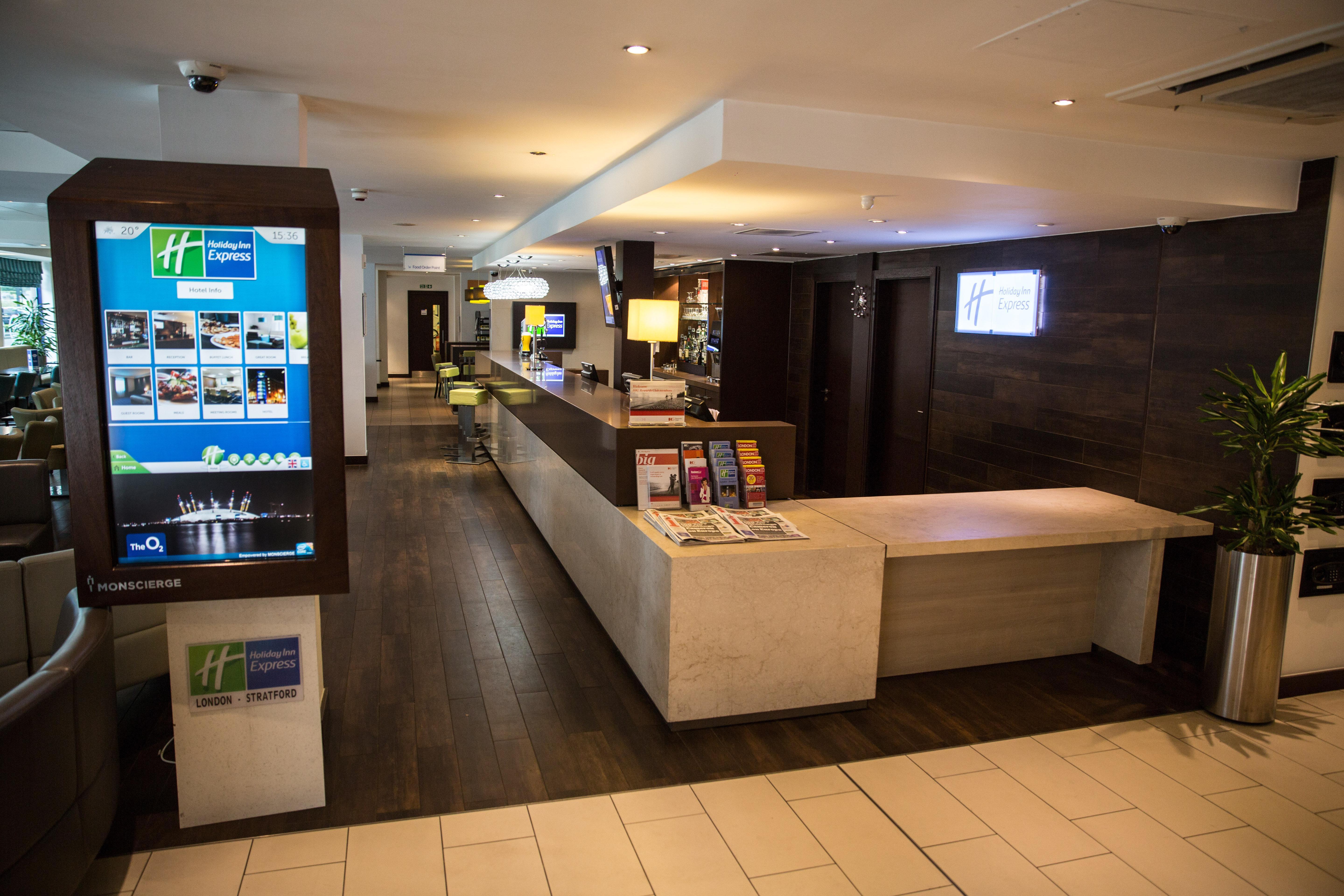 Holiday Inn Express London Stratford By Ihg Bagian luar foto