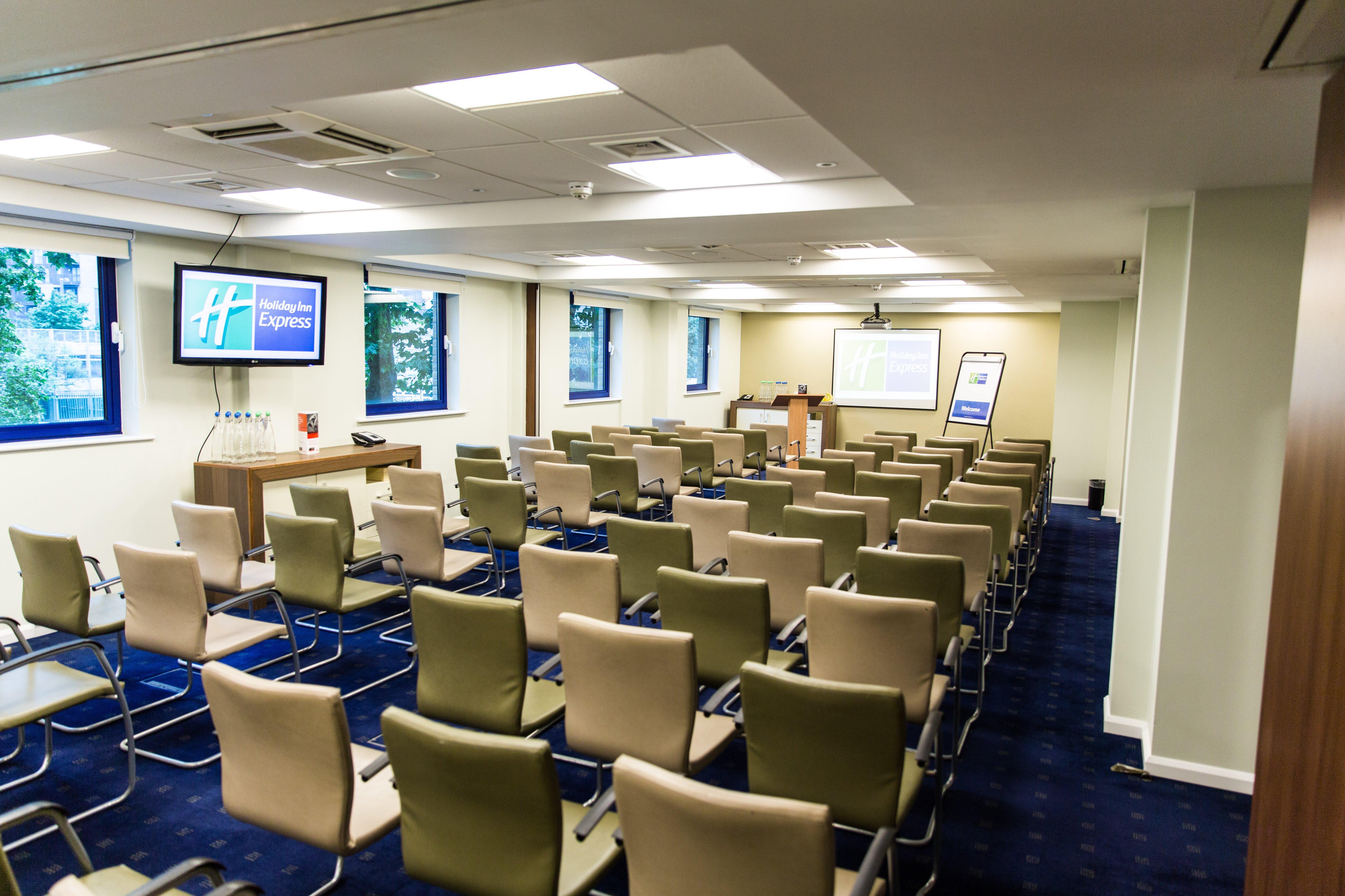 Holiday Inn Express London Stratford By Ihg Bagian luar foto