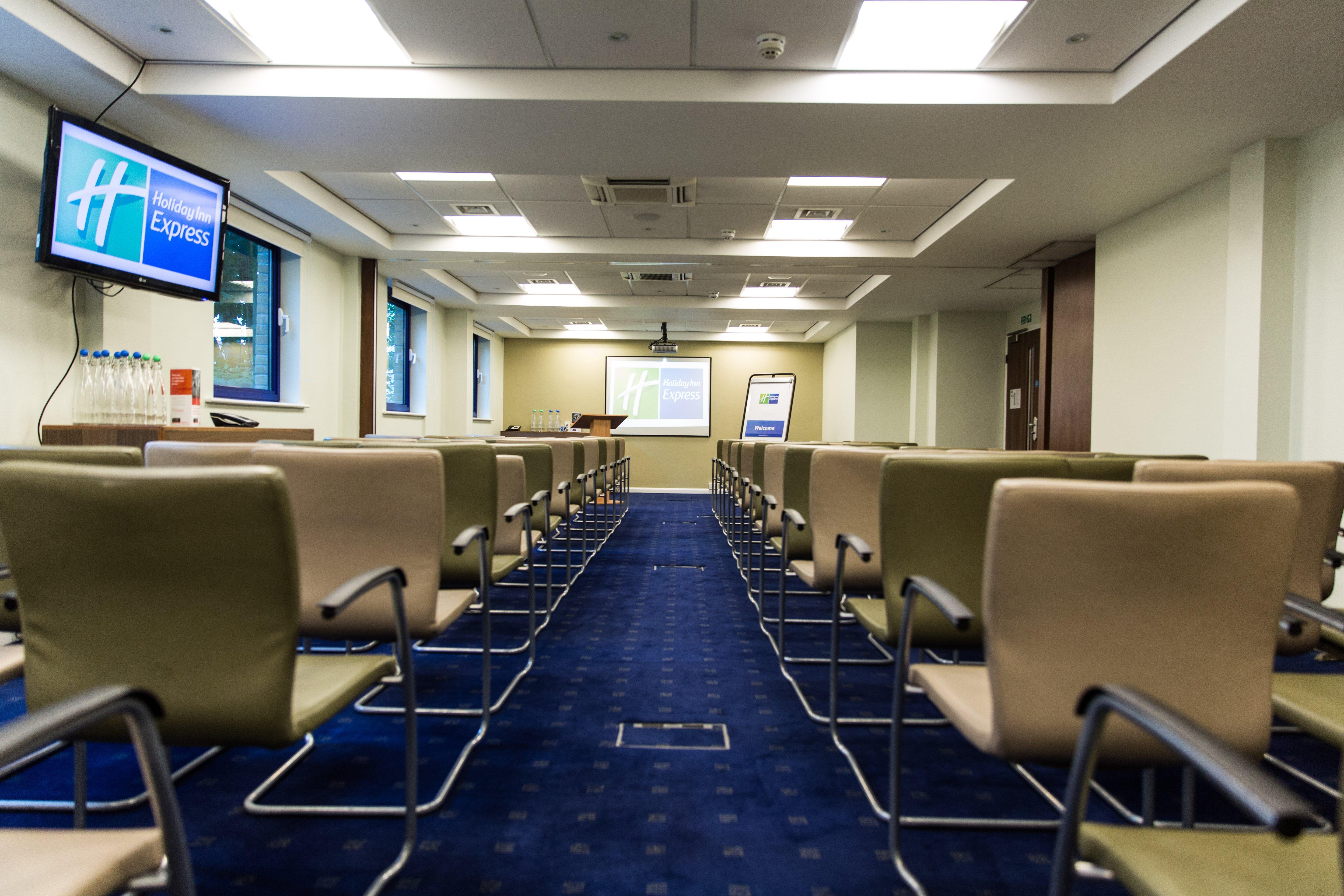 Holiday Inn Express London Stratford By Ihg Bagian luar foto