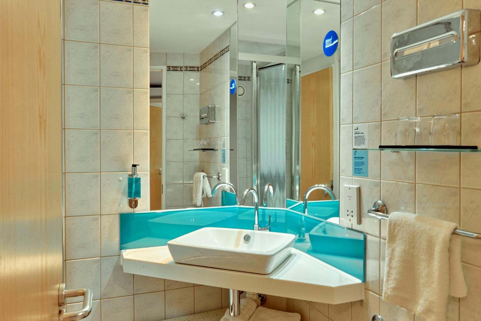 Holiday Inn Express London Stratford By Ihg Bagian luar foto
