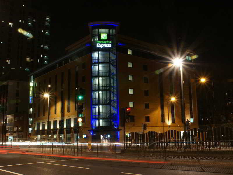 Holiday Inn Express London Stratford By Ihg Bagian luar foto